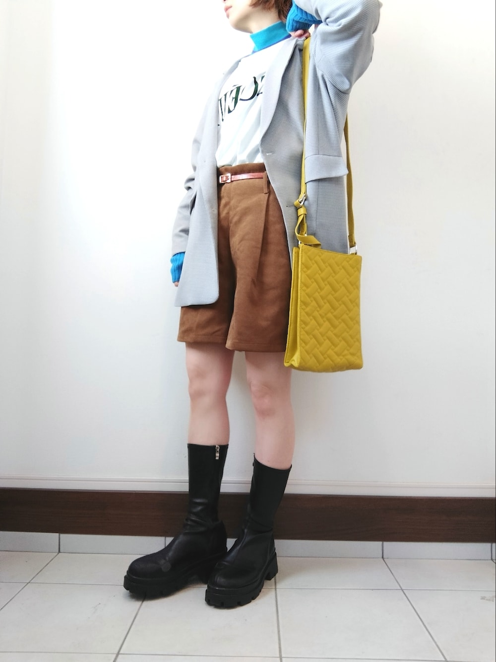 ブラウン系のテーラードジャケット、イエロー系のその他パンツ、イエロー系のショルダーバッグを着用したレディースの冬コーディネートの2枚目の写真