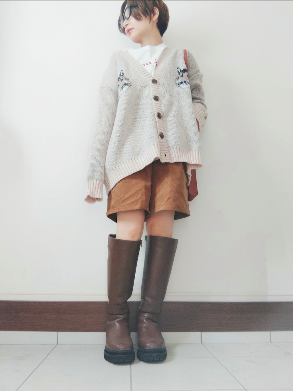 イエロー系のその他パンツ、ブラウン系のブーツ、ベージュ系のトートバッグを着用したレディースの秋コーディネートの2枚目の写真