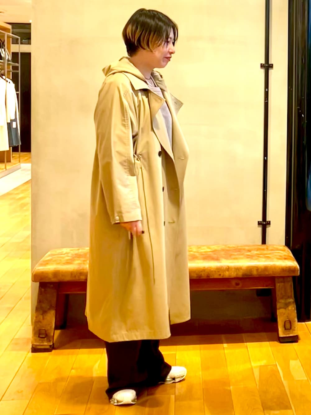 その他のその他パンツ、グレー系のニット/セーター、ベージュ系のトレンチコートを着用したレディースの春コーディネートの2枚目の写真