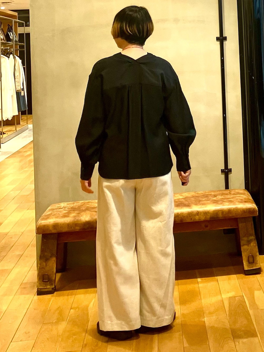 ブラック系のシャツ/ブラウス、ホワイト系のその他パンツ、ブラック系のスニーカーを着用したレディースの春コーディネートの2枚目の写真