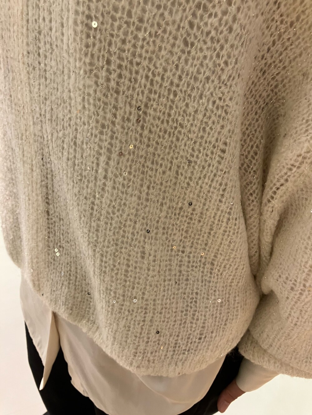 ブラック系のブーツ、ホワイト系のTシャツ/カットソー、ブラック系のチェスターコートを着用したレディースの秋コーディネートの8枚目の写真