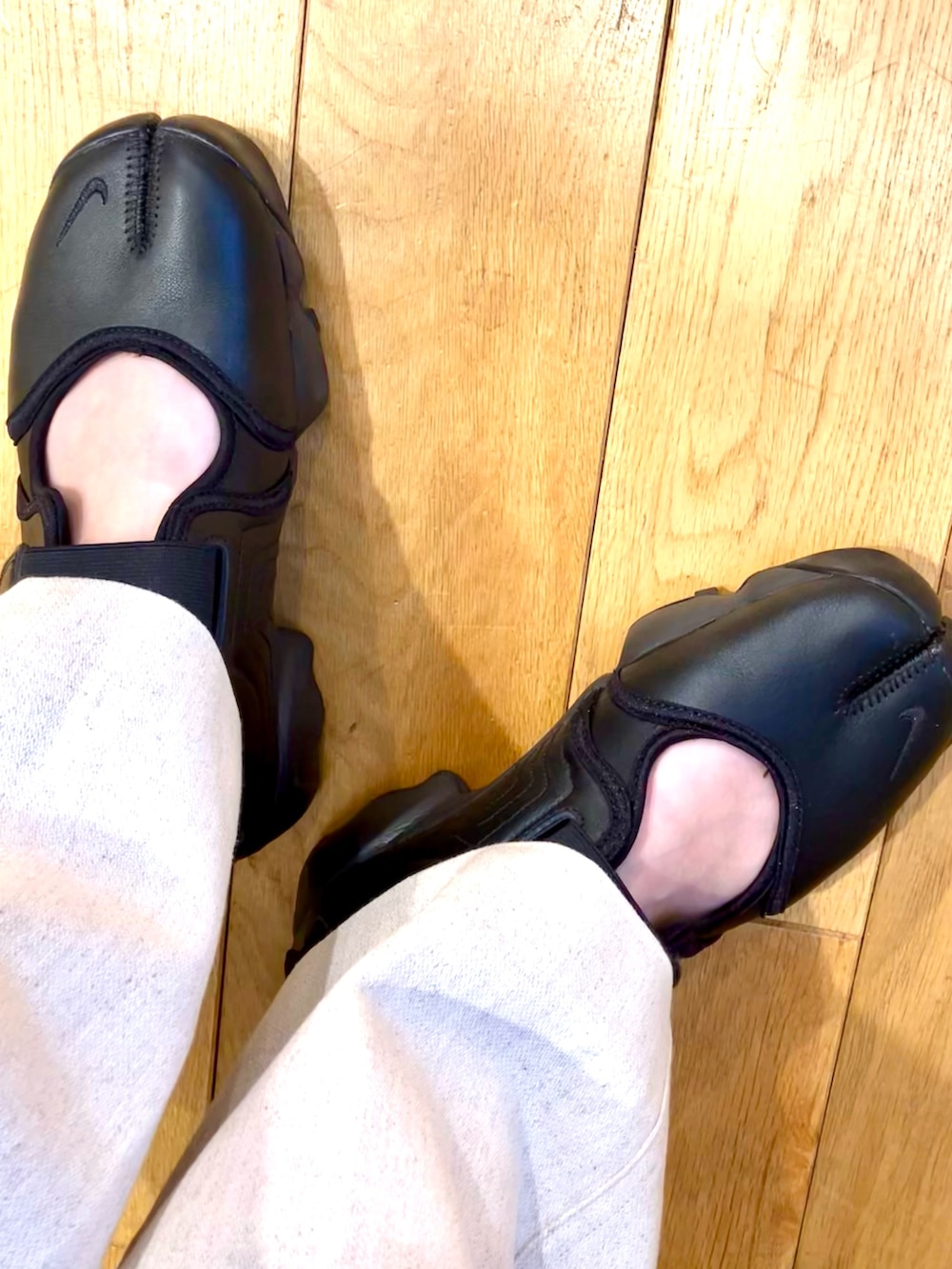 ブラック系のシャツ/ブラウス、ホワイト系のその他パンツ、ブラック系のスニーカーを着用したレディースの春コーディネートの3枚目の写真