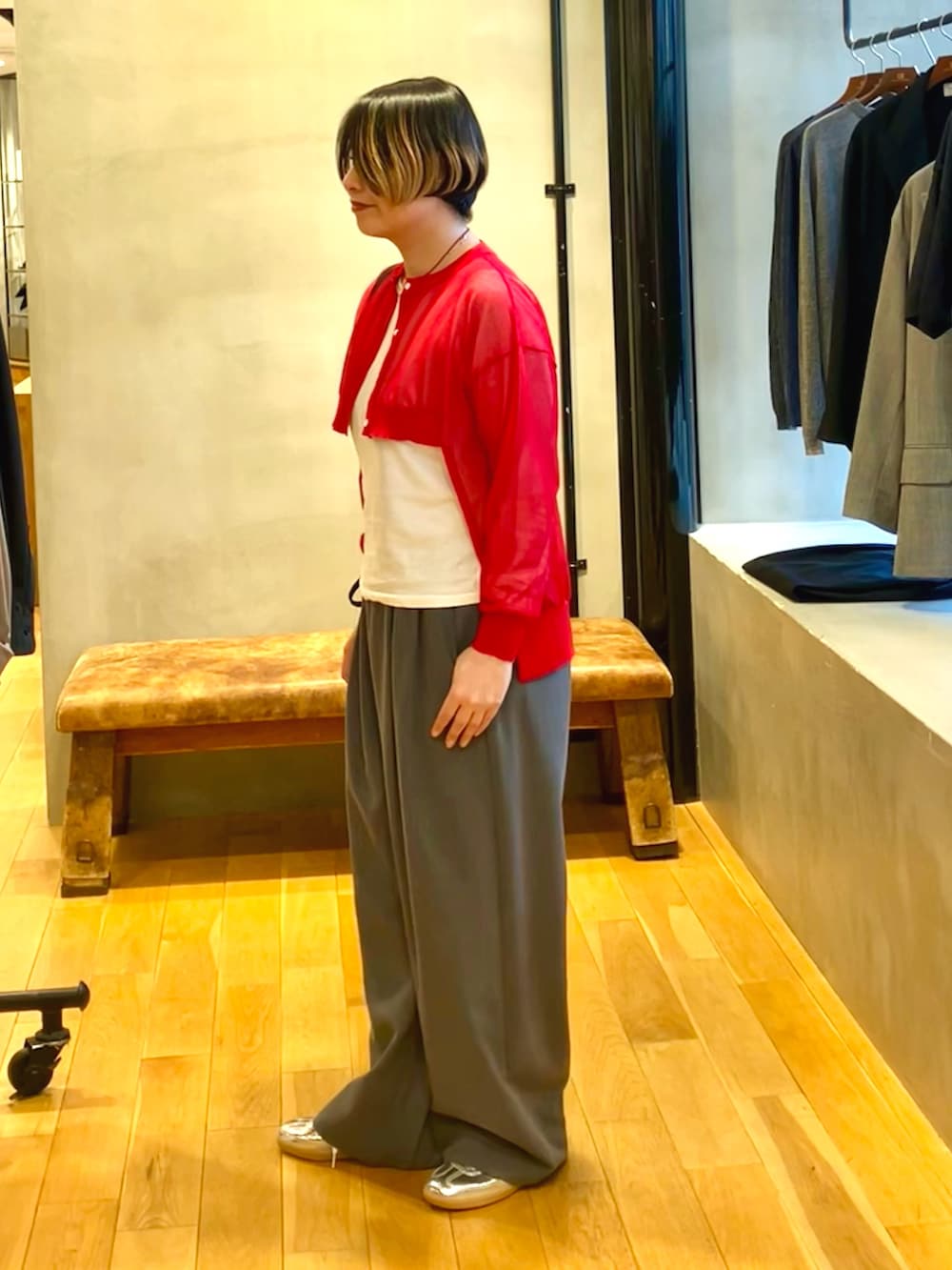 グレー系のその他パンツ、ホワイト系のTシャツ/カットソー、レッド系のカーディガン/ボレロを着用したレディースの春コーディネートの2枚目の写真