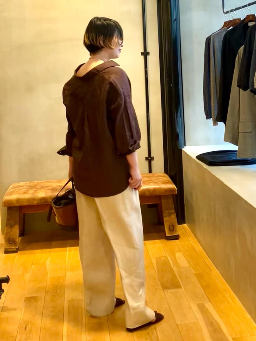 ブラウン系のシャツ/ブラウス、ベージュ系のその他パンツ、ブラウン系のサンダルを着用したレディースの春コーディネートの2枚目の写真