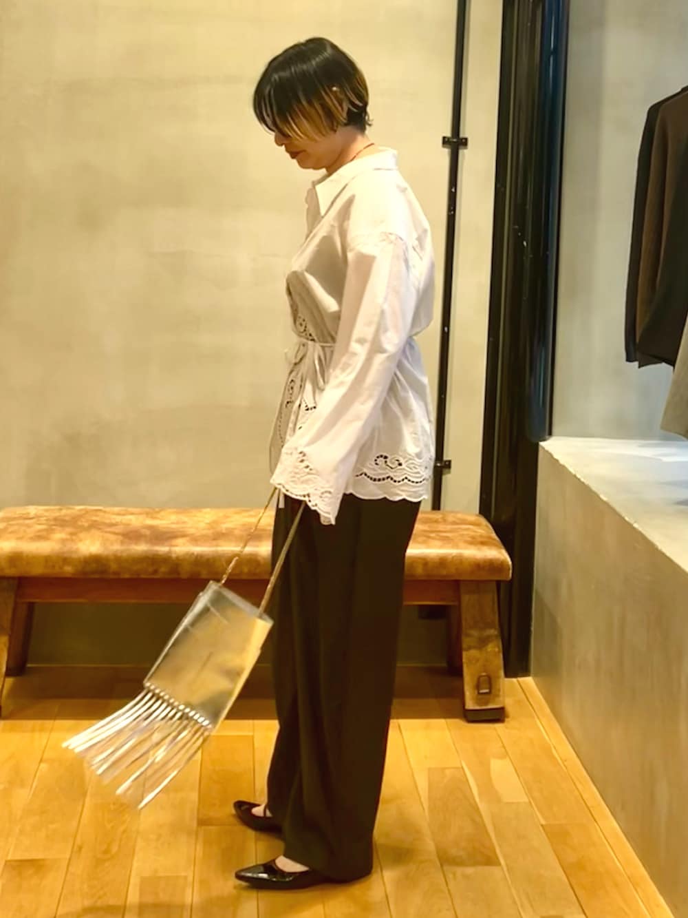 グレー系のその他パンツ、ブラック系のパンプス、ホワイト系のシャツ/ブラウスを着用したレディースの春コーディネートの3枚目の写真