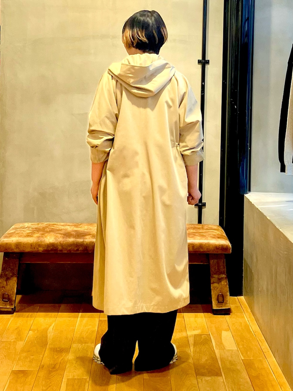 その他のその他パンツ、グレー系のニット/セーター、ベージュ系のトレンチコートを着用したレディースの春コーディネートの3枚目の写真