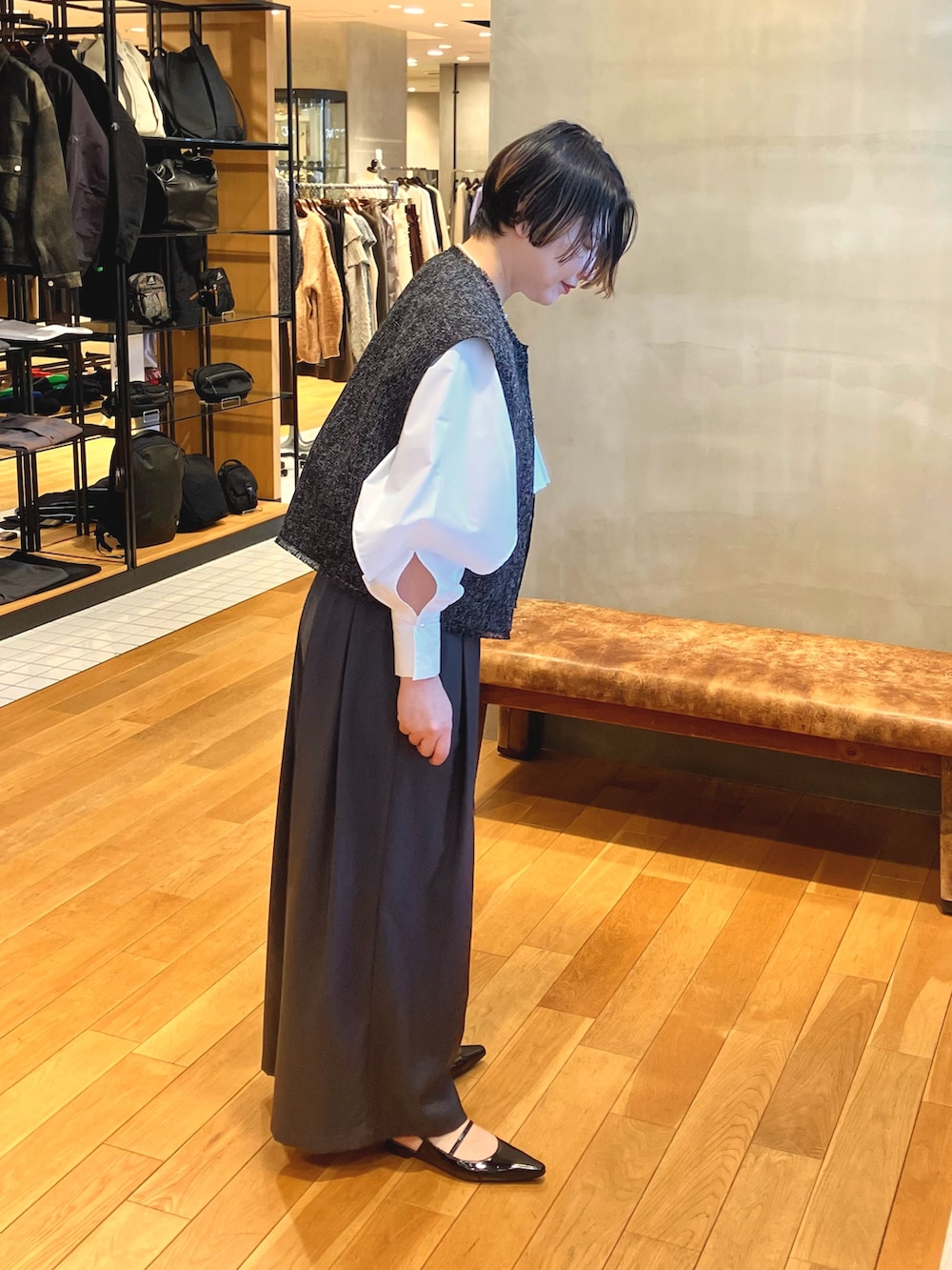 ブラック系のベスト、ホワイト系のシャツ/ブラウス、グレー系のその他パンツを着用したレディースの冬コーディネートの3枚目の写真