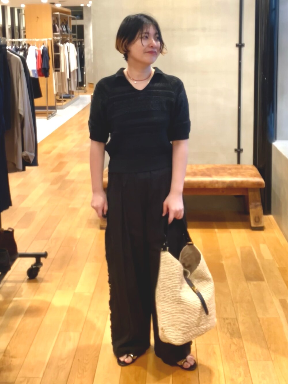 ブラック系のニット/セーター、ブラック系のその他パンツを着用したレディースの春コーディネートの2枚目の写真