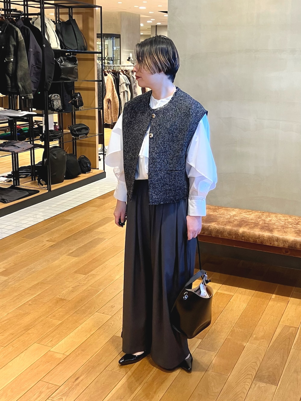 ブラック系のベスト、ホワイト系のシャツ/ブラウス、グレー系のその他パンツを着用したレディースの冬コーディネートの2枚目の写真