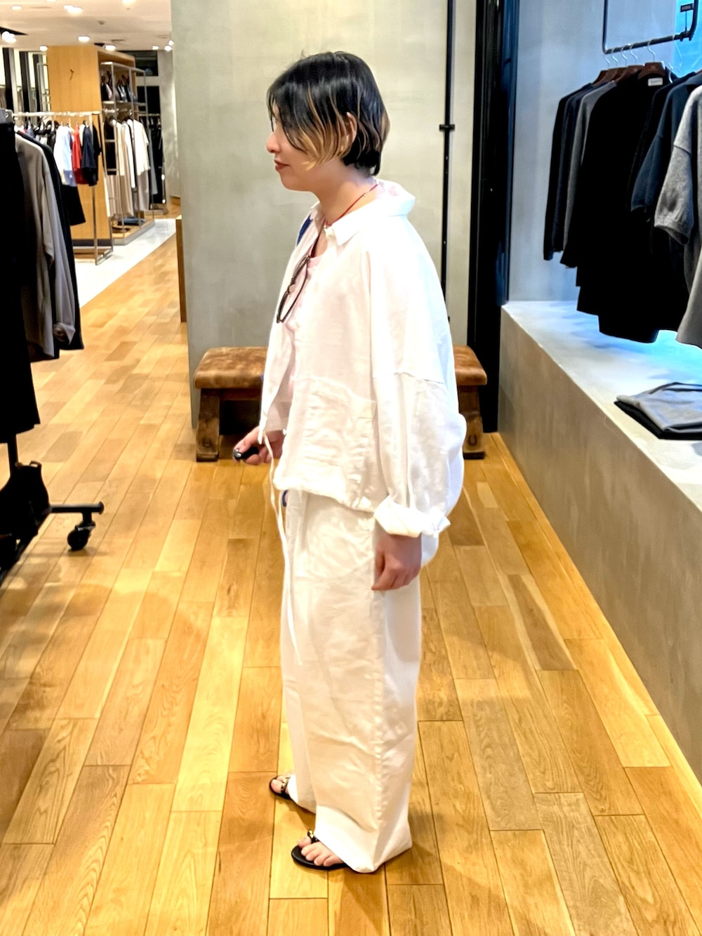 ホワイト系のその他パンツ、ホワイト系のシャツ/ブラウスを着用したレディースの春コーディネートの3枚目の写真