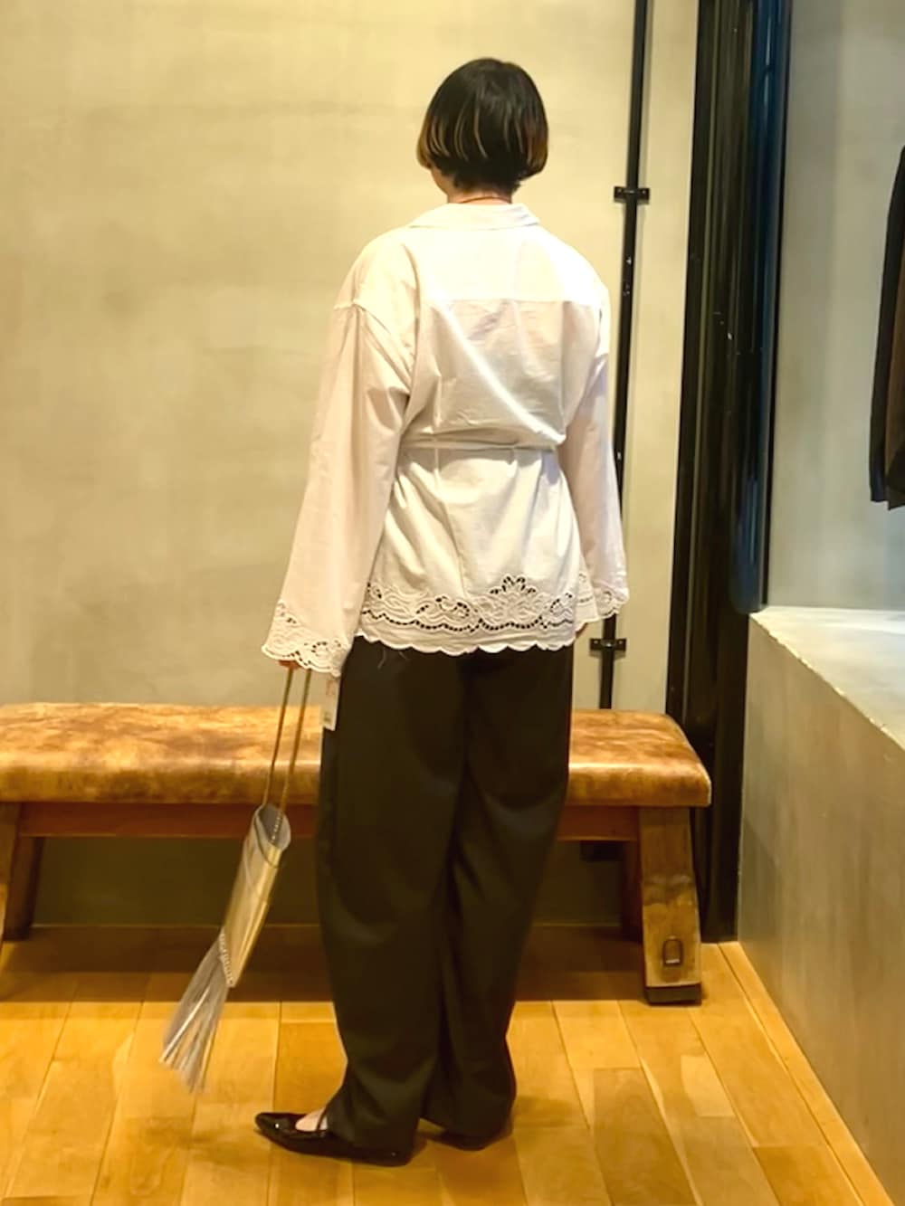 グレー系のその他パンツ、ブラック系のパンプス、ホワイト系のシャツ/ブラウスを着用したレディースの春コーディネートの2枚目の写真