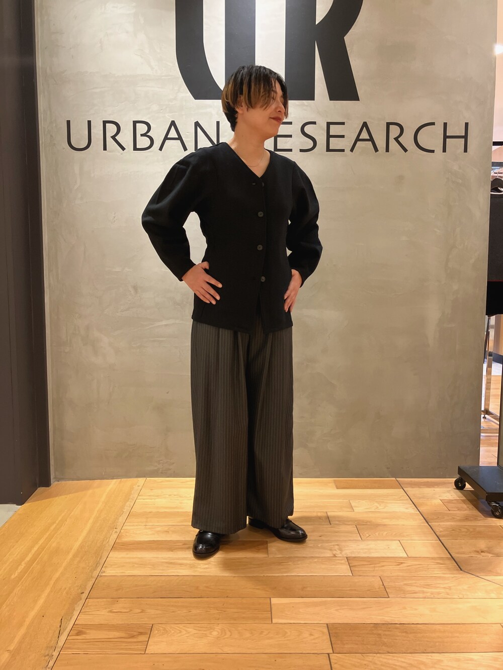 ブラック系のカーディガン/ボレロ、その他のその他パンツを着用したレディースの秋コーディネートの2枚目の写真