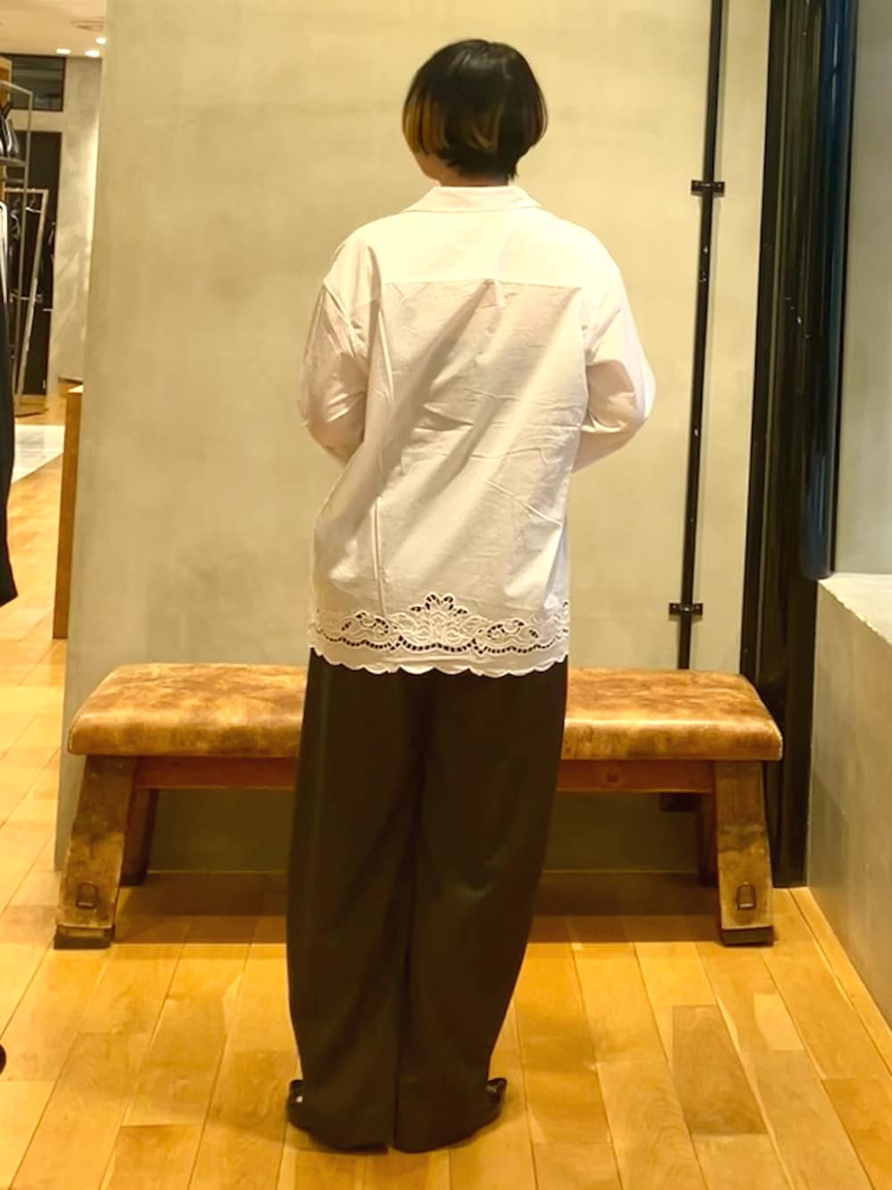 グレー系のその他パンツ、ブラック系のパンプス、ホワイト系のシャツ/ブラウスを着用したレディースの春コーディネートの5枚目の写真