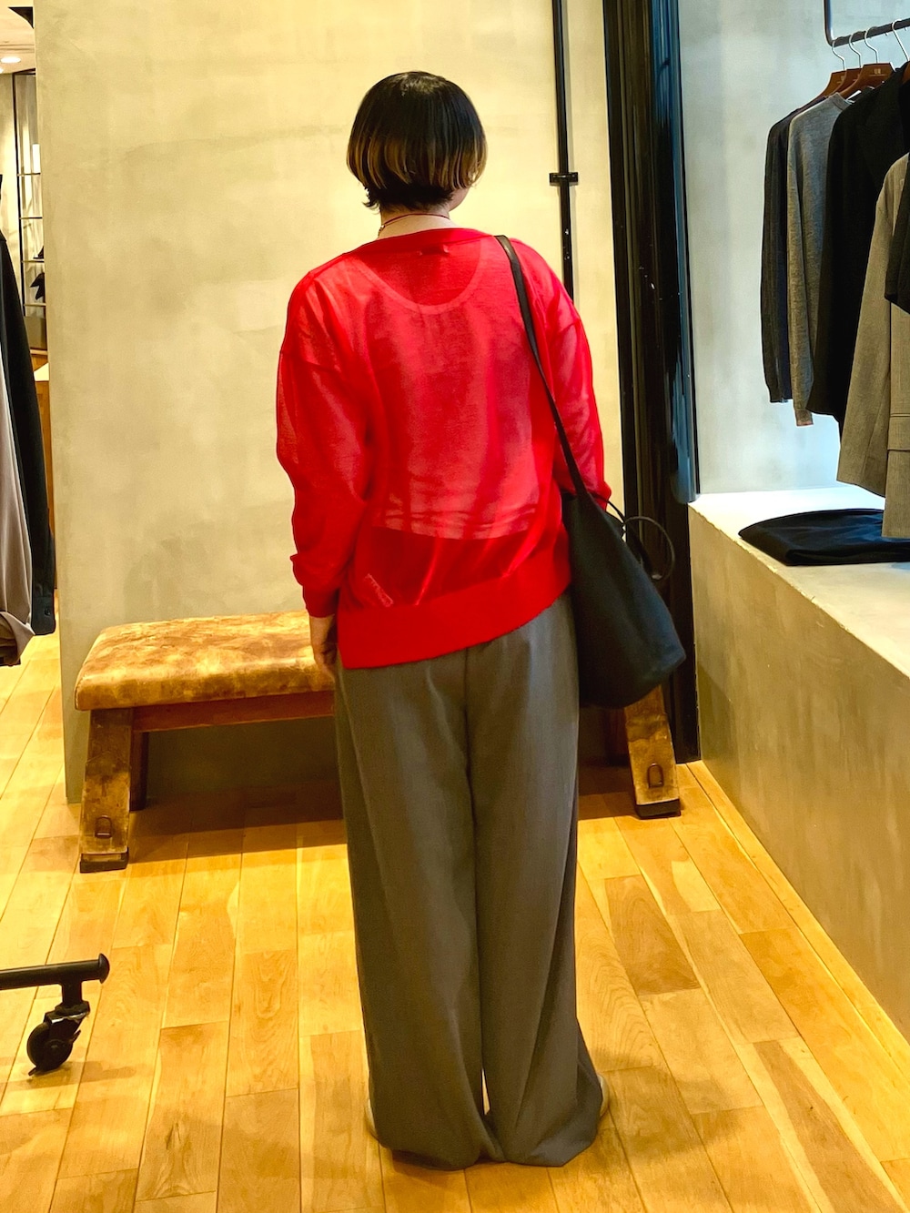 グレー系のその他パンツ、ホワイト系のTシャツ/カットソー、レッド系のカーディガン/ボレロを着用したレディースの春コーディネートの3枚目の写真