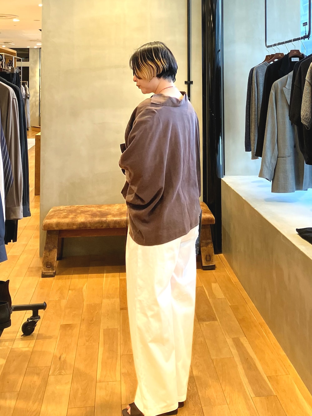 ホワイト系のその他パンツ、ブラウン系のシャツ/ブラウス、ブラウン系のサンダルを着用したレディースの春コーディネートの3枚目の写真