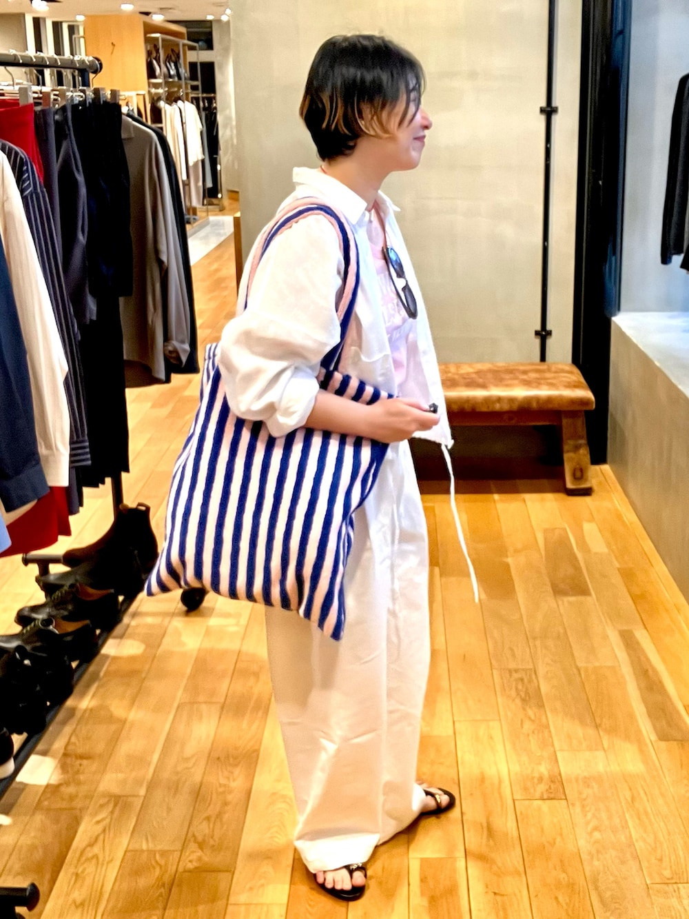 ホワイト系のその他パンツ、ホワイト系のシャツ/ブラウスを着用したレディースの春コーディネートの2枚目の写真