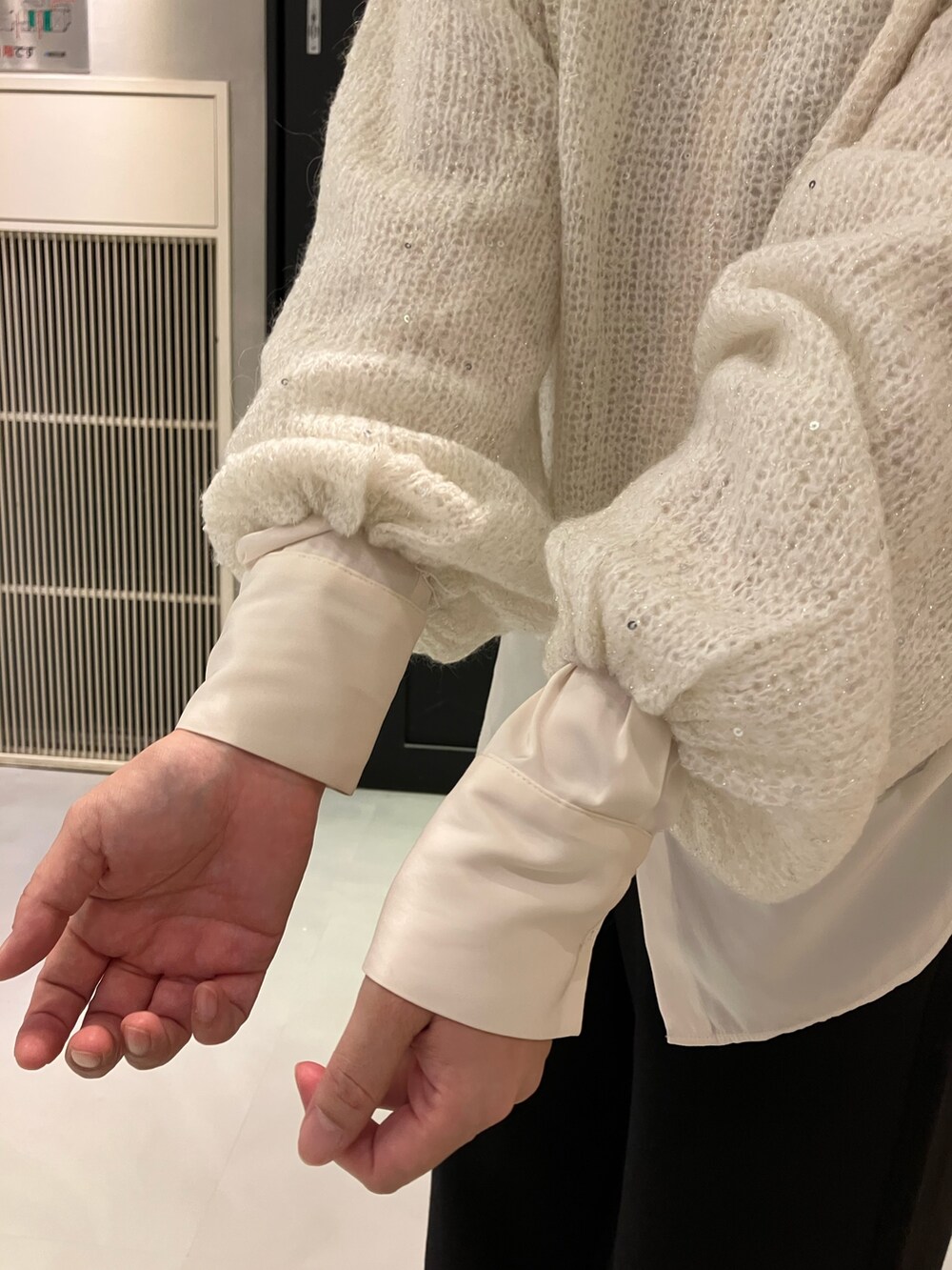 ブラック系のブーツ、ホワイト系のTシャツ/カットソー、ブラック系のチェスターコートを着用したレディースの秋コーディネートの7枚目の写真