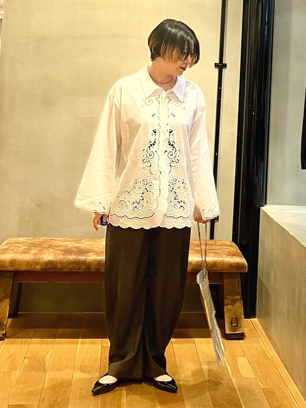グレー系のその他パンツ、ブラック系のパンプス、ホワイト系のシャツ/ブラウスを着用したレディースの春コーディネートの4枚目の写真