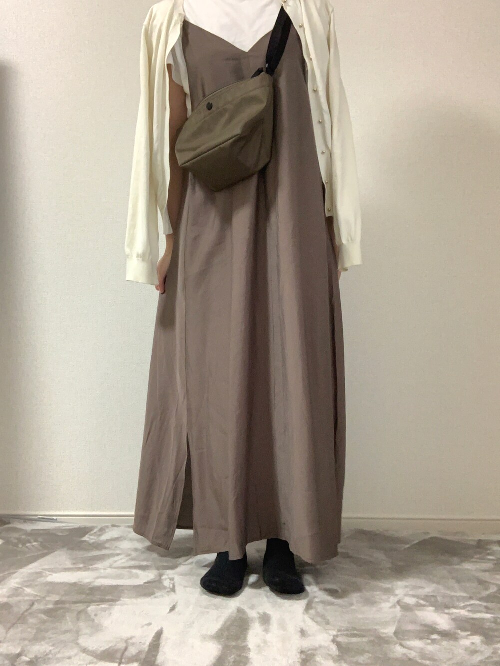 グレー系のワンピース、グリーン系のショルダーバッグ、ホワイト系のカーディガン/ボレロを着用したレディースの春コーディネートの2枚目の写真