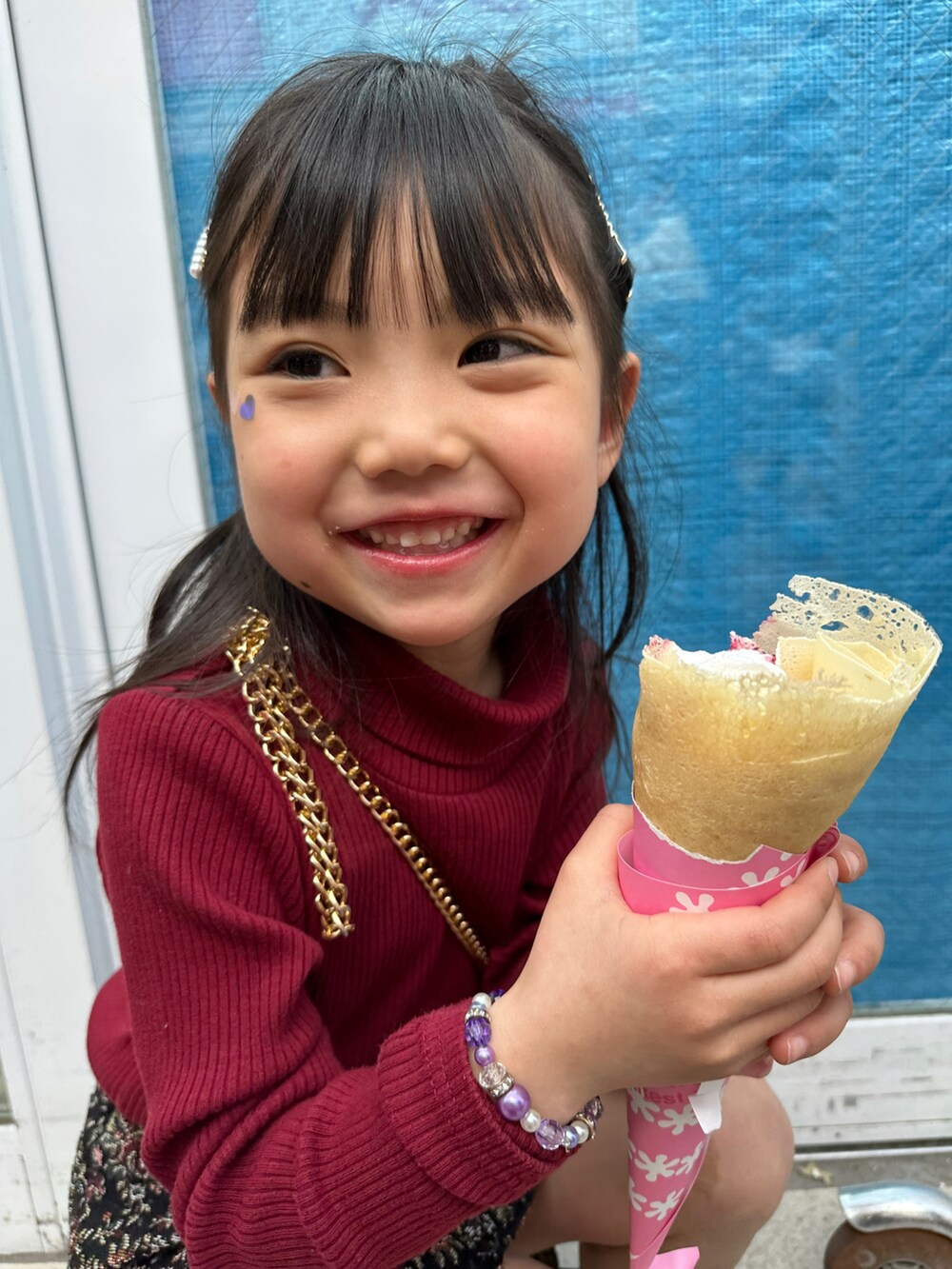 レッド系のTシャツ/カットソー、ブラック系のスカート、ブラック系のブーツを着用したキッズの春コーディネートの2枚目の写真