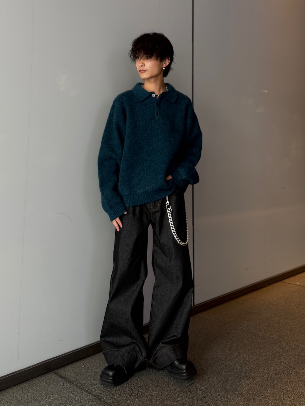 ブルー系のニット/セーター、ブラック系のデニムパンツを着用したメンズの秋コーディネートの2枚目の写真