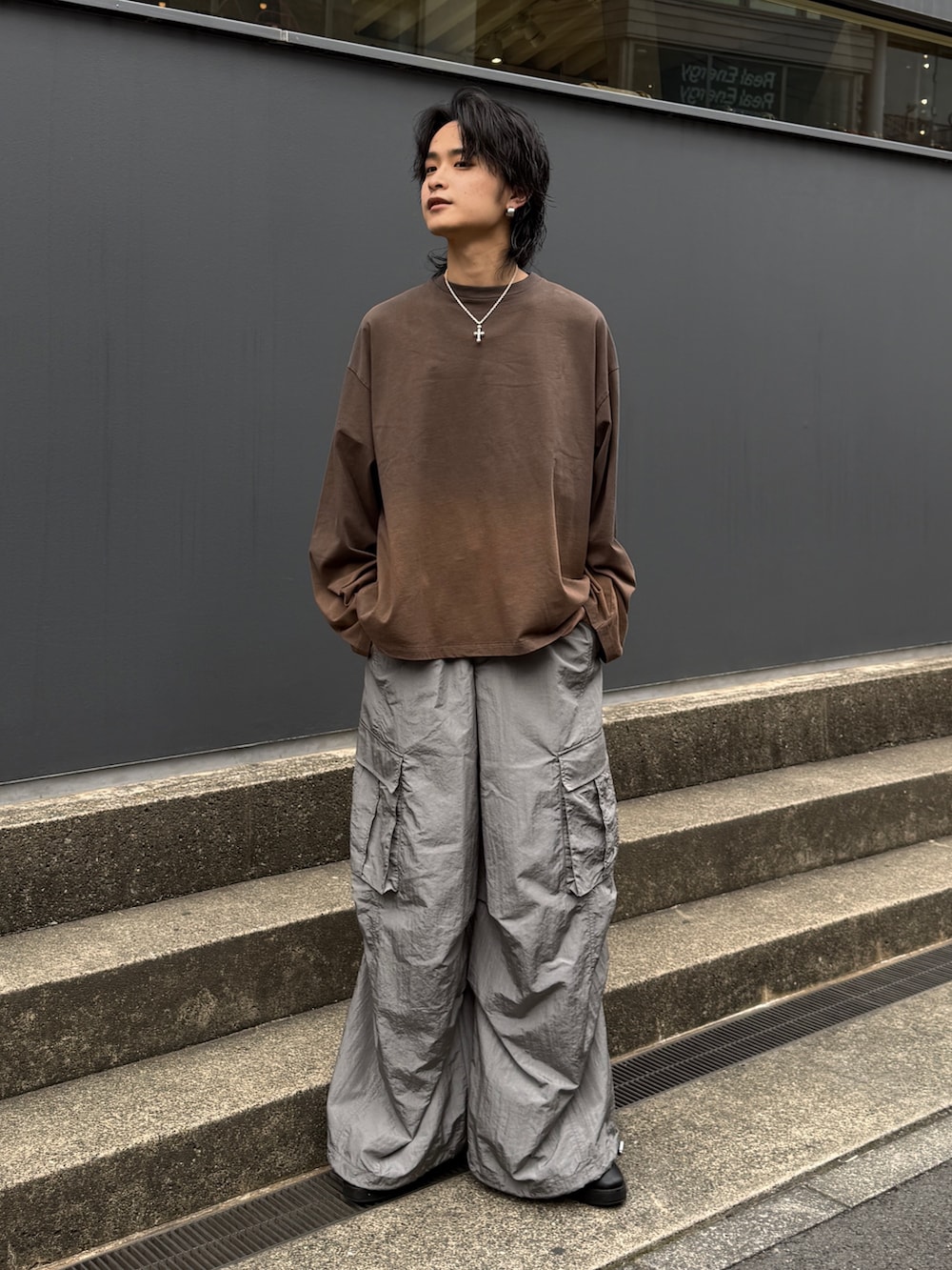 ホワイト系のシャツ/ブラウス、ブラウン系のTシャツ/カットソー、グレー系のカーゴパンツを着用したメンズの春コーディネートの9枚目の写真