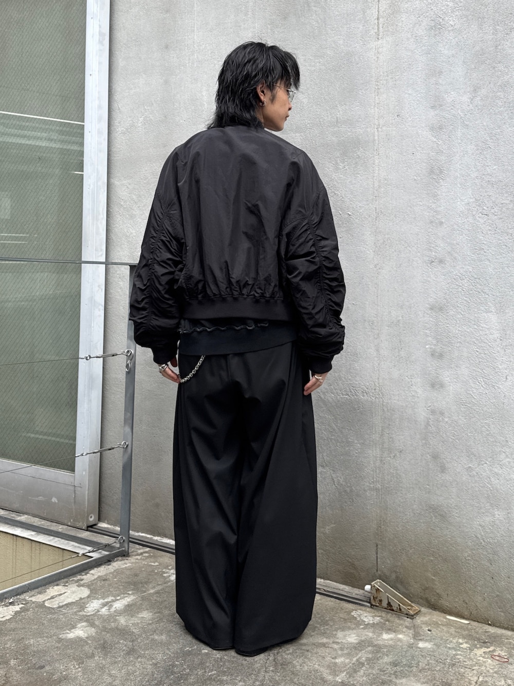 ブラック系のMA-1、ブラック系のスウェット、ブラック系のその他パンツを着用したメンズの春コーディネートの3枚目の写真