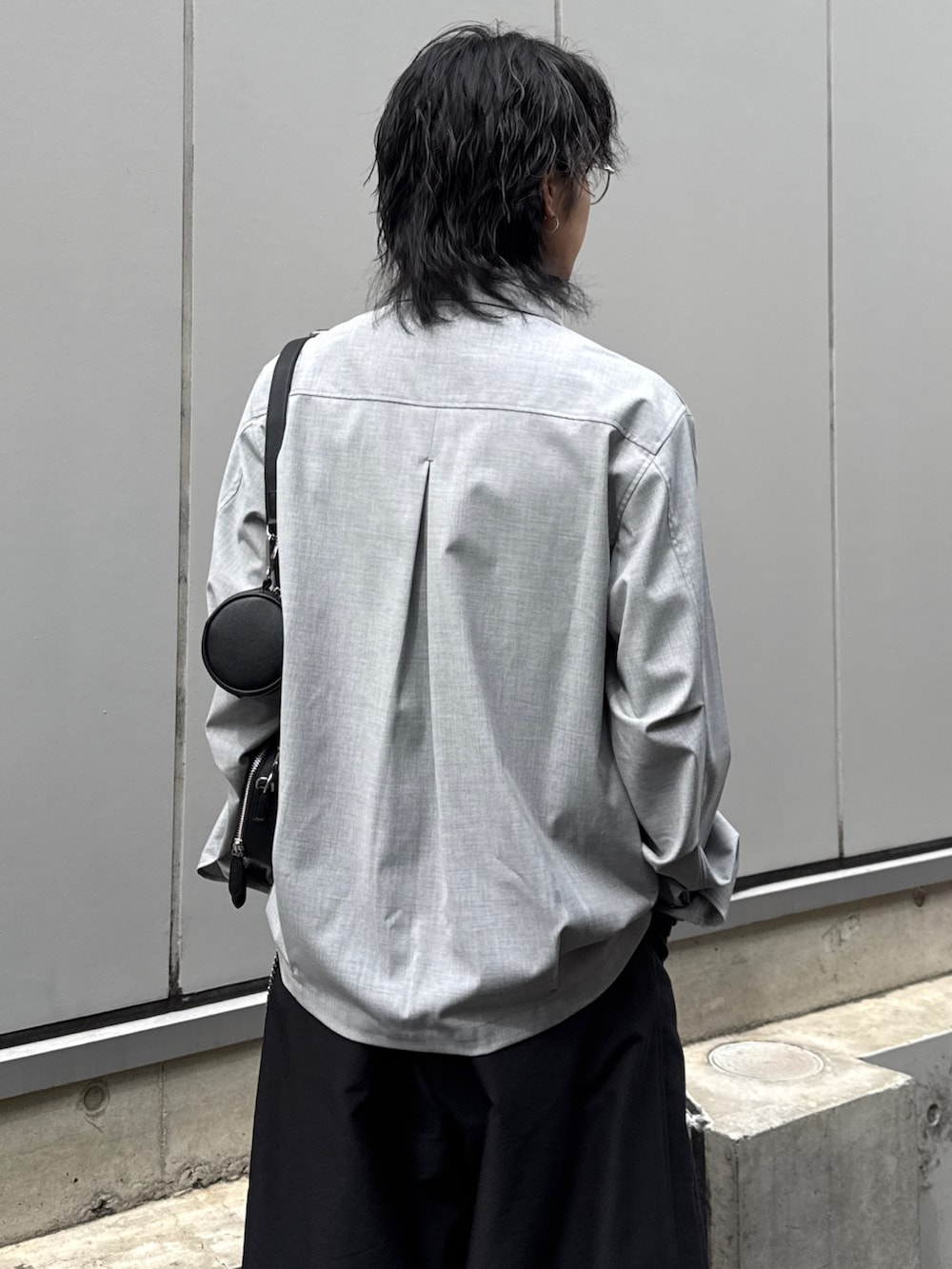 ブラック系のその他パンツ、グレー系のテーラードジャケット、グレー系のシャツ/ブラウスを着用したメンズの春コーディネートの8枚目の写真