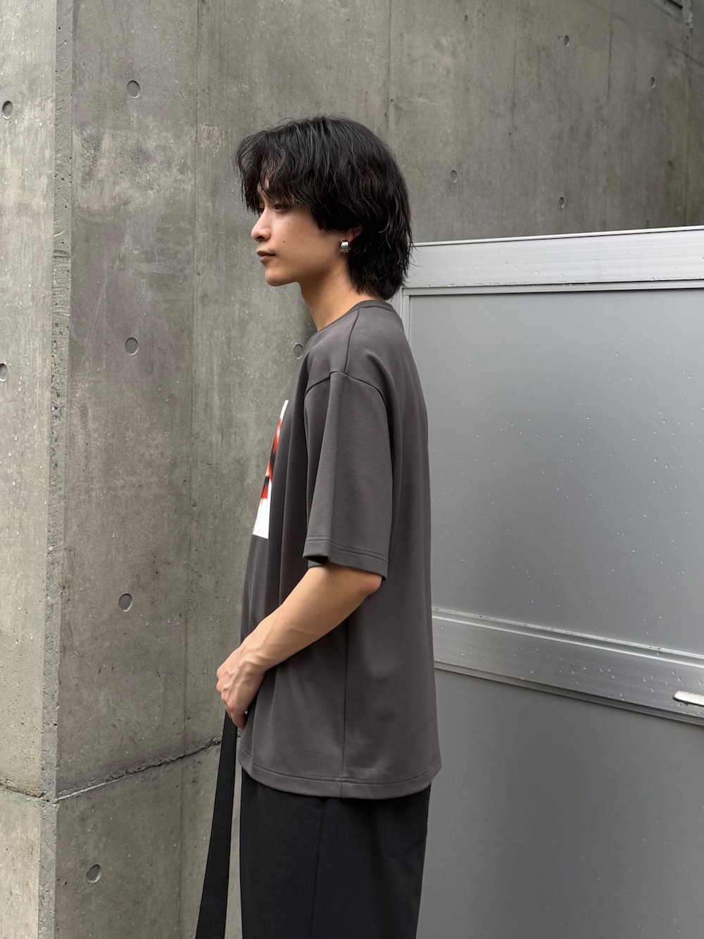 ブラック系のシャツ/ブラウス、グレー系のTシャツ/カットソー、ブラック系のスラックスを着用したメンズの夏コーディネートの5枚目の写真