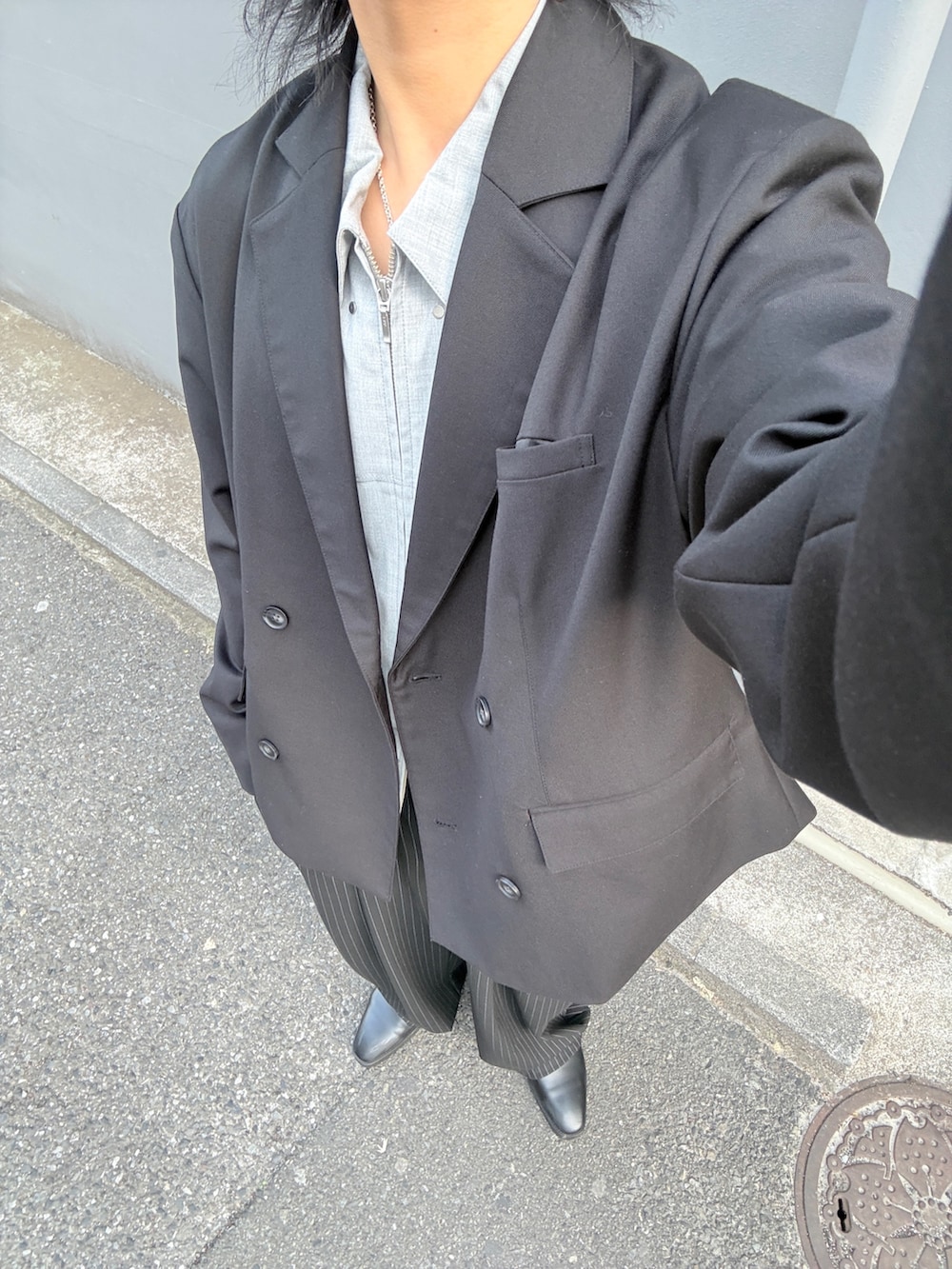 ブラック系のテーラードジャケット、ブラック系のスラックス、ホワイト系のTシャツ/カットソーを着用したメンズの春コーディネートの10枚目の写真