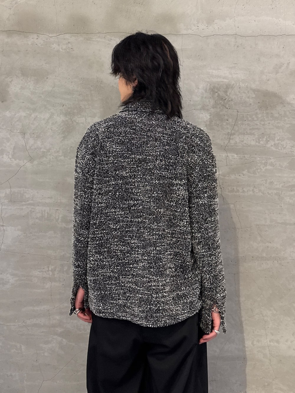 ブラック系のシャツ/ブラウス、ブラック系のその他パンツを着用したメンズの春コーディネートの6枚目の写真