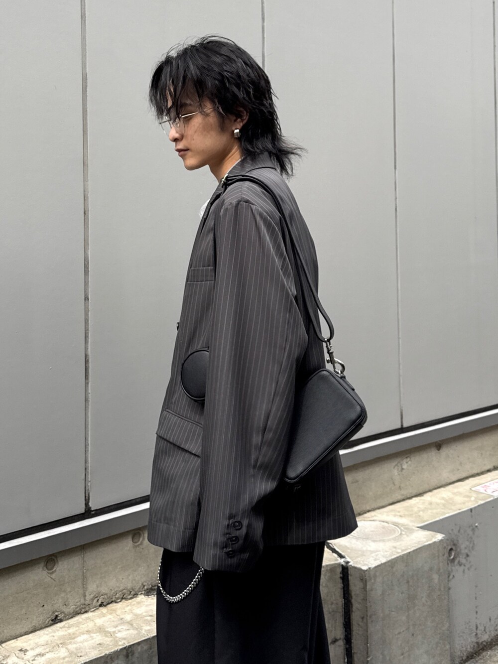 ブラック系のその他パンツ、グレー系のテーラードジャケット、グレー系のシャツ/ブラウスを着用したメンズの春コーディネートの5枚目の写真