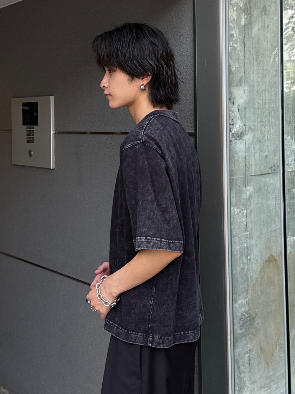 グレー系のTシャツ/カットソー、ブラック系のスラックスを着用したメンズの夏コーディネートの5枚目の写真