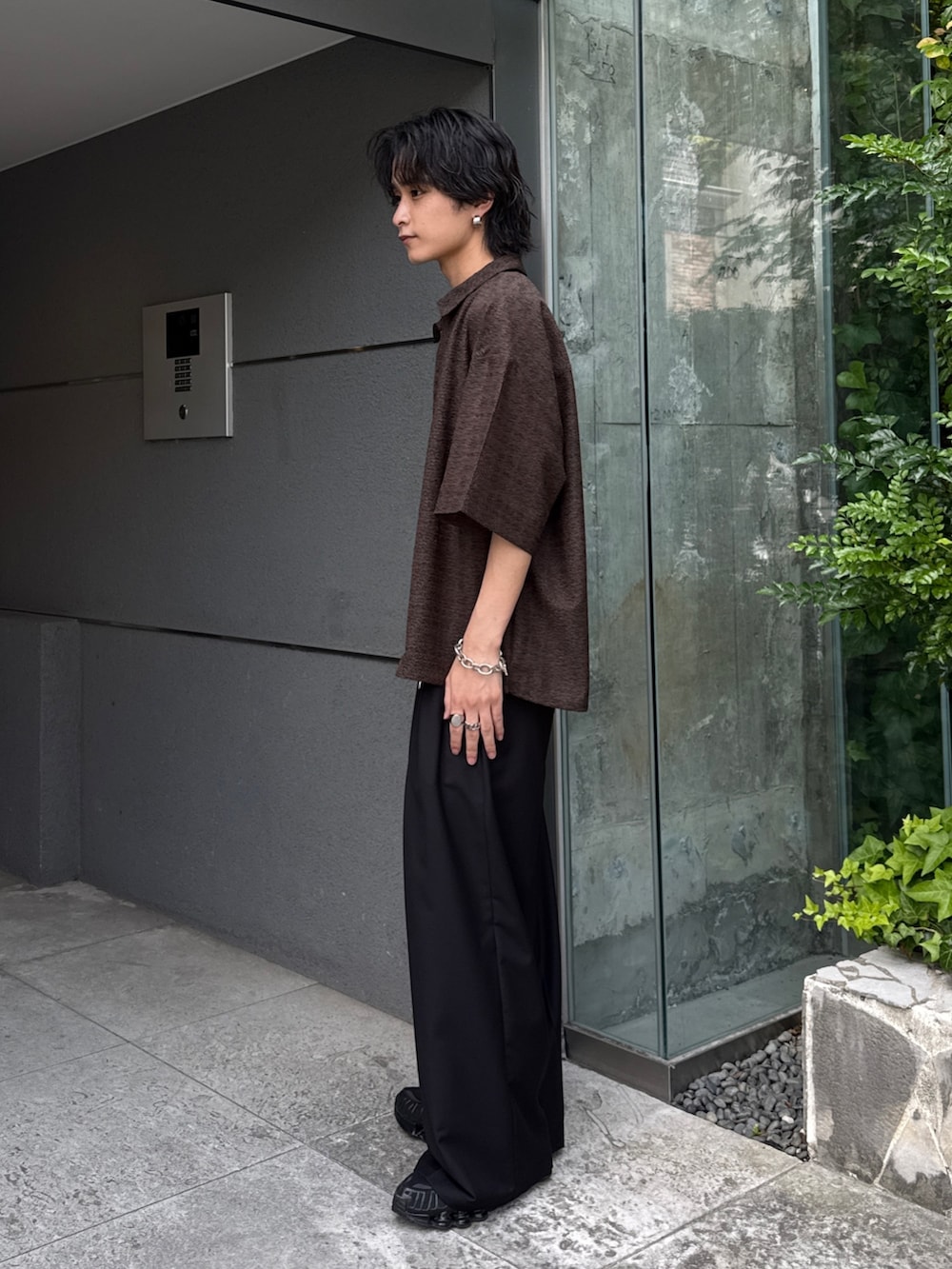 グリーン系のシャツ/ブラウス、ブラック系のスラックスを着用したメンズの夏コーディネートの2枚目の写真