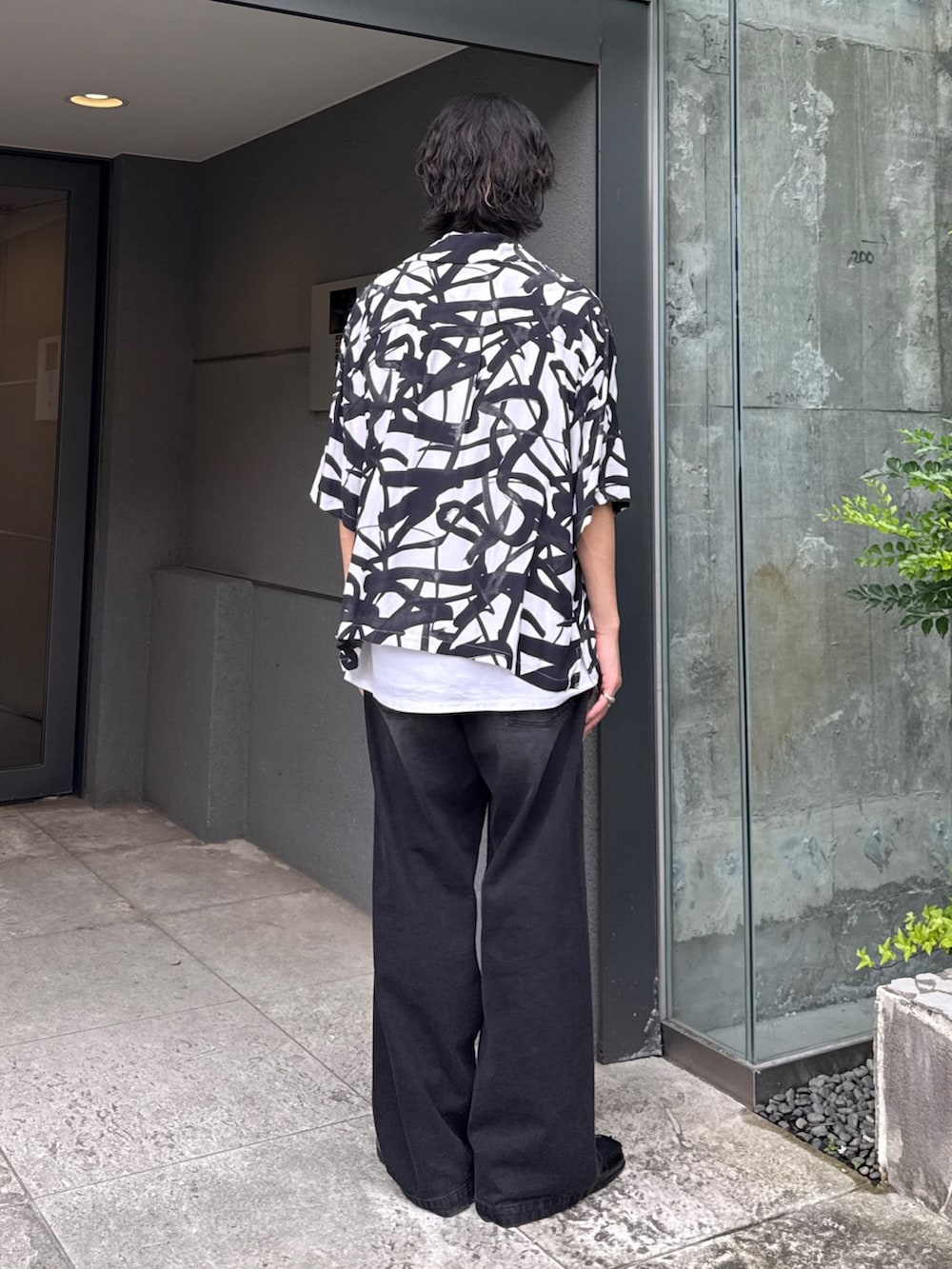 ブラック系のシャツ/ブラウス、ブラック系のデニムパンツ、ホワイト系のタンクトップを着用したメンズの夏コーディネートの3枚目の写真