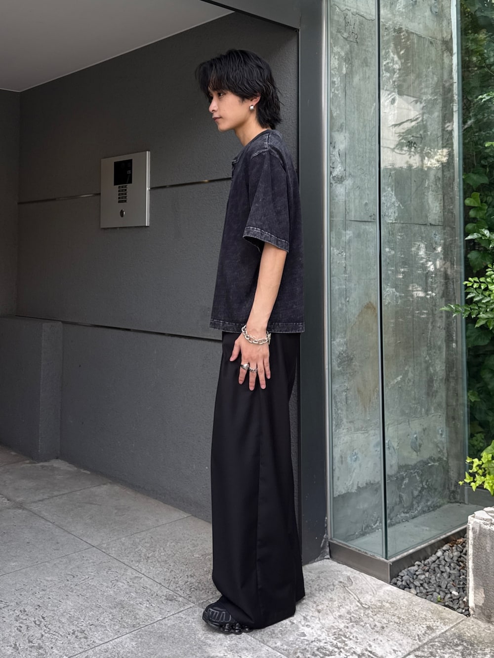 グレー系のTシャツ/カットソー、ブラック系のスラックスを着用したメンズの夏コーディネートの2枚目の写真