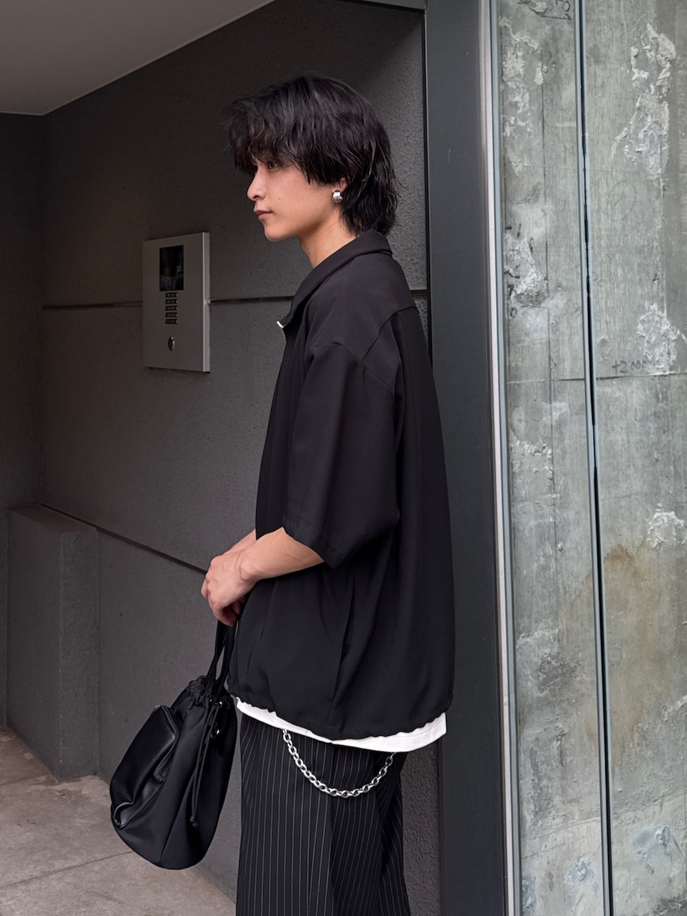 ブラック系のシャツ/ブラウス、ブラック系のスラックス、ブラック系のショルダーバッグを着用したメンズの夏コーディネートの5枚目の写真