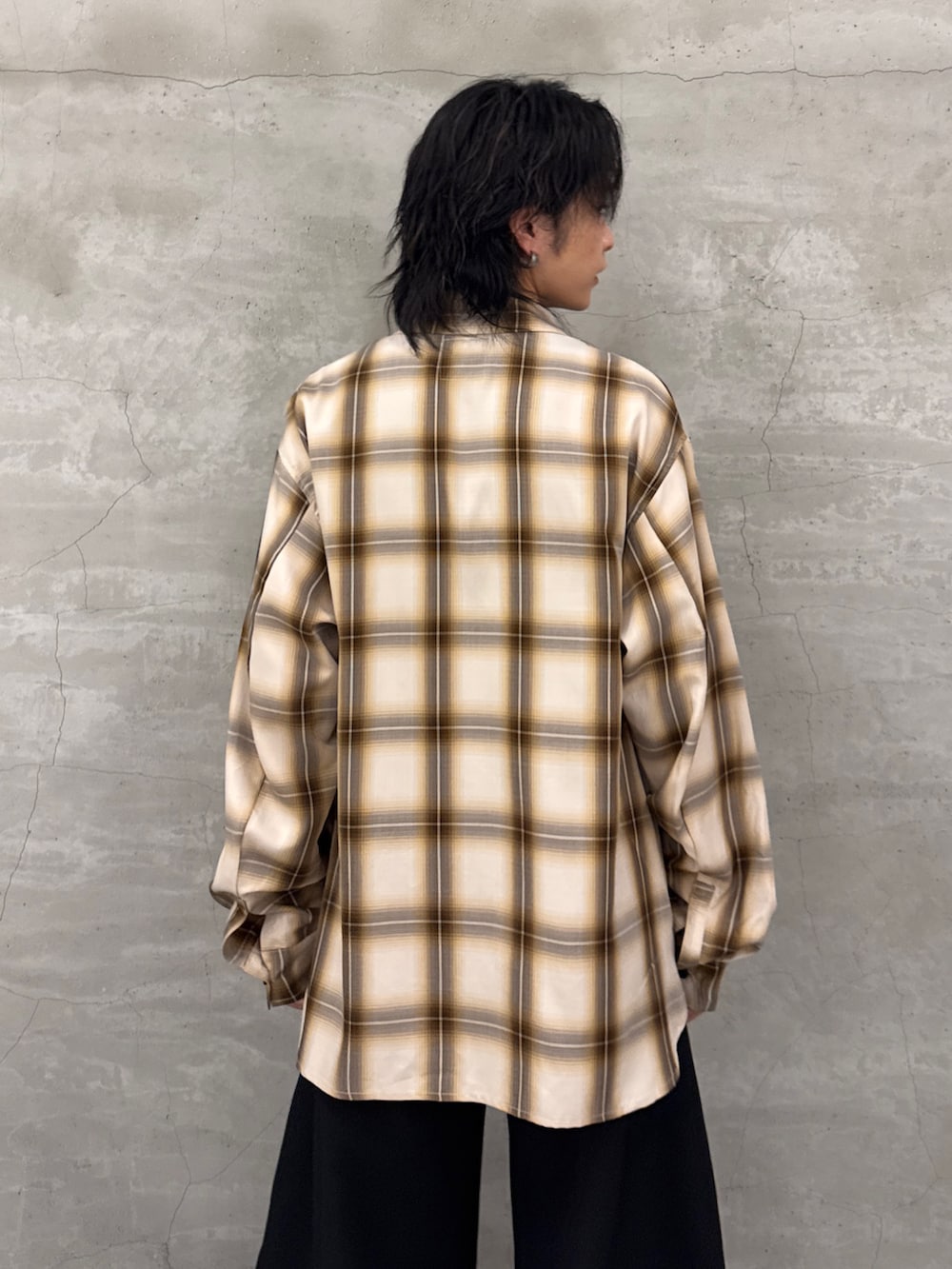 ホワイト系のシャツ/ブラウス、ブラック系のスラックスを着用したメンズの春コーディネートの6枚目の写真