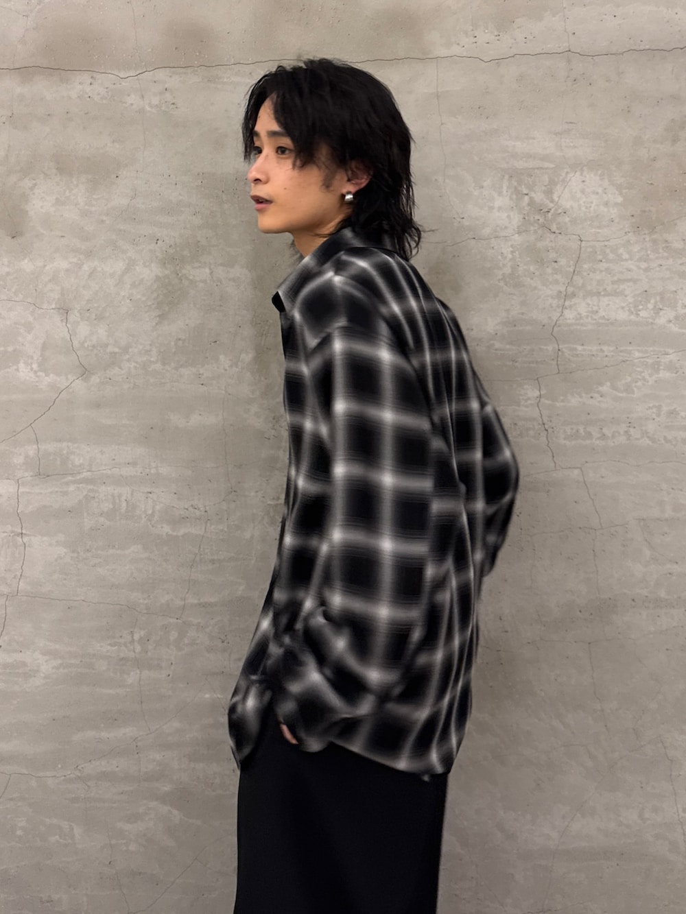 ブラック系のシャツ/ブラウス、ブラック系のスラックスを着用したメンズの春コーディネートの5枚目の写真