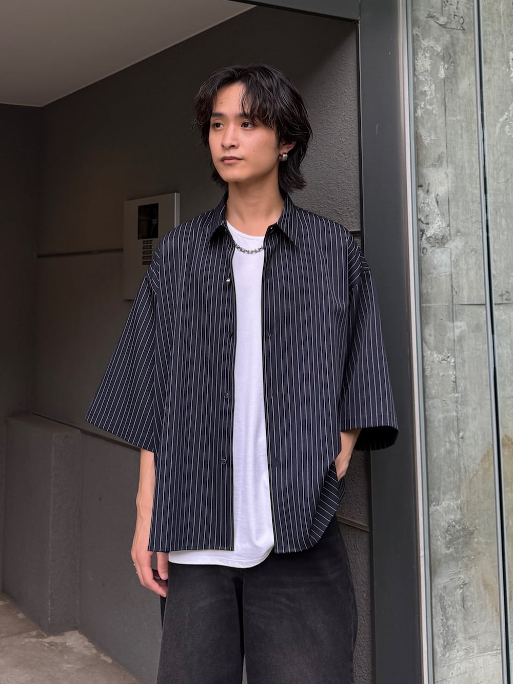 ブルー系のシャツ/ブラウス、ホワイト系のタンクトップ、ブラック系のデニムパンツを着用したメンズの夏コーディネートの4枚目の写真