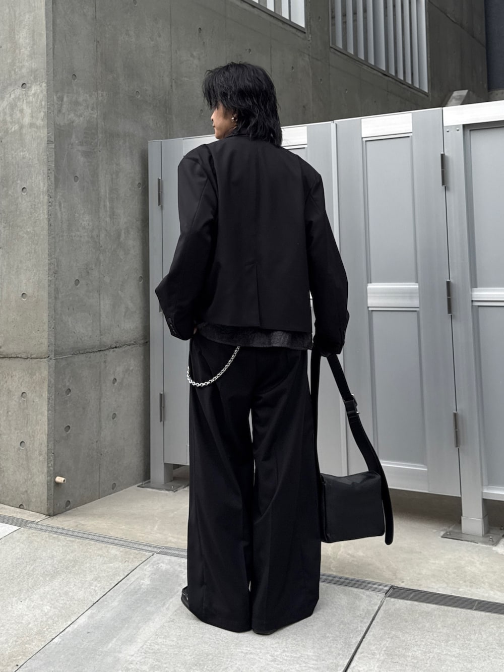 ブラック系のテーラードジャケット、ブラック系のシャツ/ブラウス、ブラック系のスラックスを着用したメンズの春コーディネートの3枚目の写真