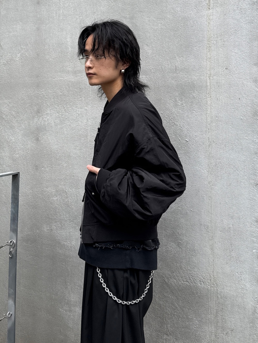 ブラック系のMA-1、ブラック系のスウェット、ブラック系のその他パンツを着用したメンズの春コーディネートの5枚目の写真