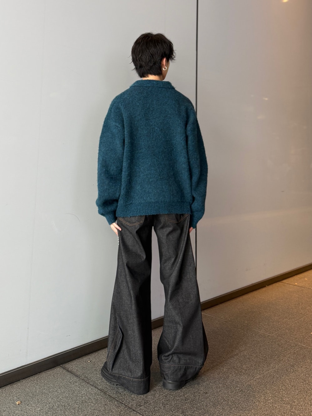 ブルー系のニット/セーター、ブラック系のデニムパンツを着用したメンズの秋コーディネートの3枚目の写真