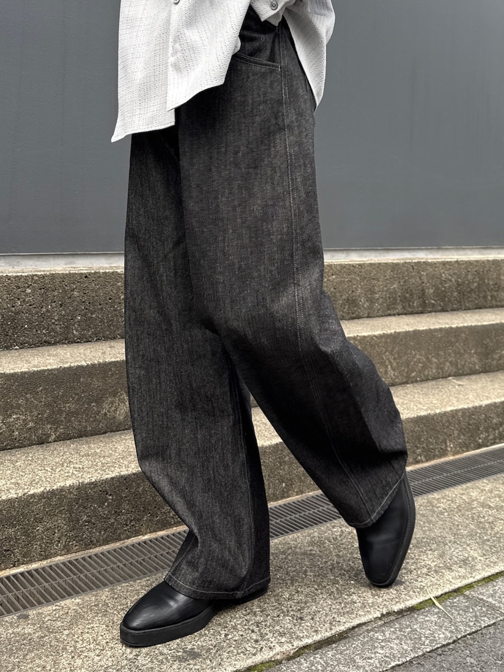 グレー系のシャツ/ブラウス、ブラック系のデニムパンツ、ブラック系のショルダーバッグを着用したメンズの春コーディネートの8枚目の写真