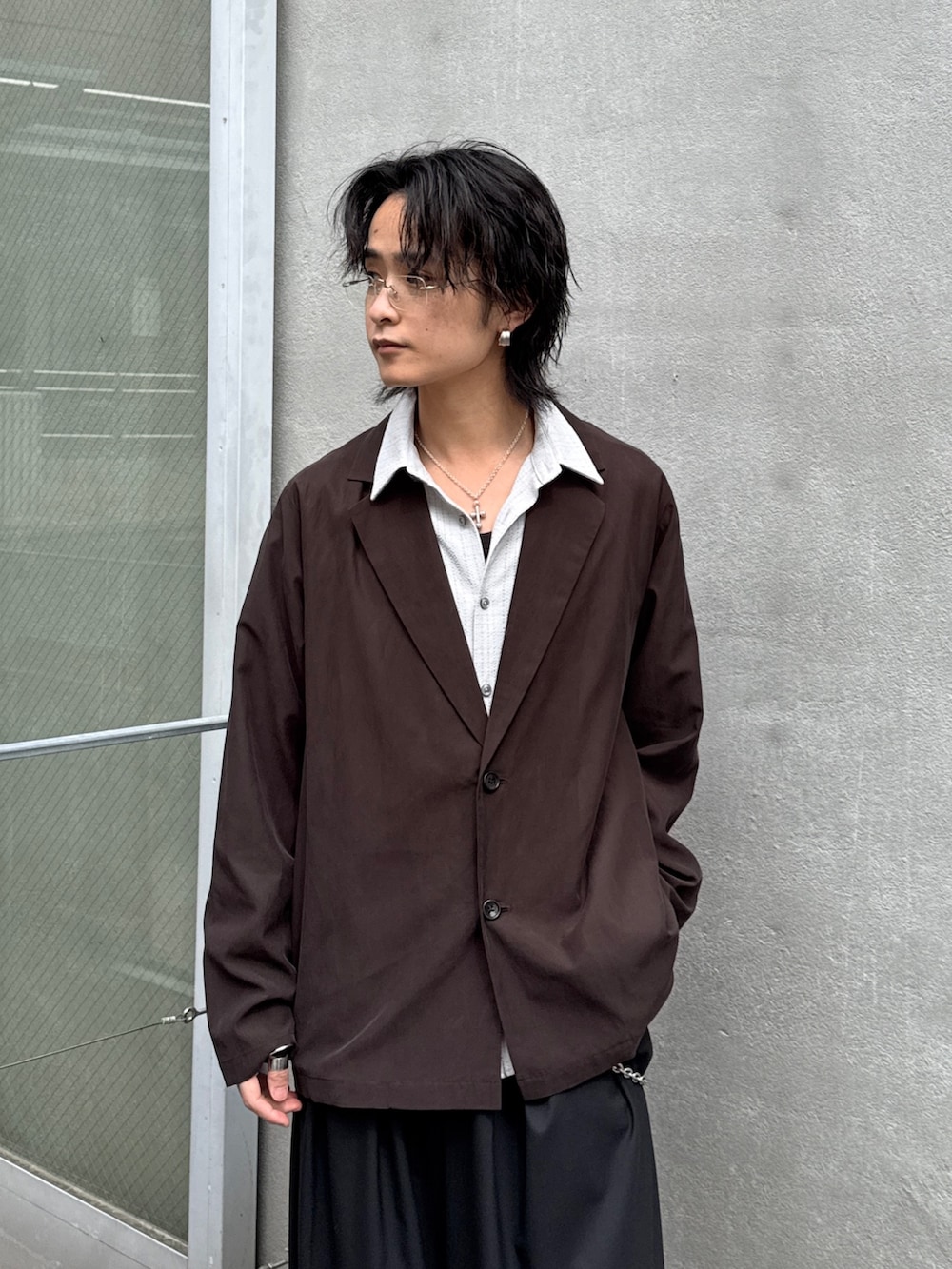 グレー系のシャツ/ブラウス、グレー系のシャツ/ブラウス、ブラック系のその他パンツを着用したメンズの春コーディネートの4枚目の写真