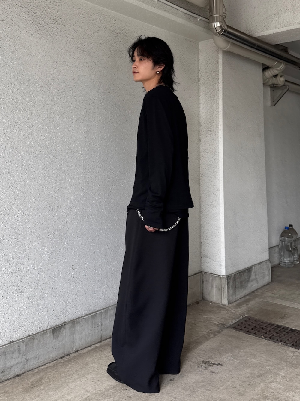 グレー系のテーラードジャケット、ブラック系のTシャツ/カットソー、ブラック系のスラックスを着用したメンズの春コーディネートの4枚目の写真