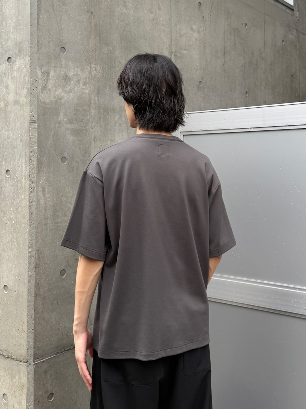 ブラック系のシャツ/ブラウス、グレー系のTシャツ/カットソー、ブラック系のスラックスを着用したメンズの夏コーディネートの6枚目の写真