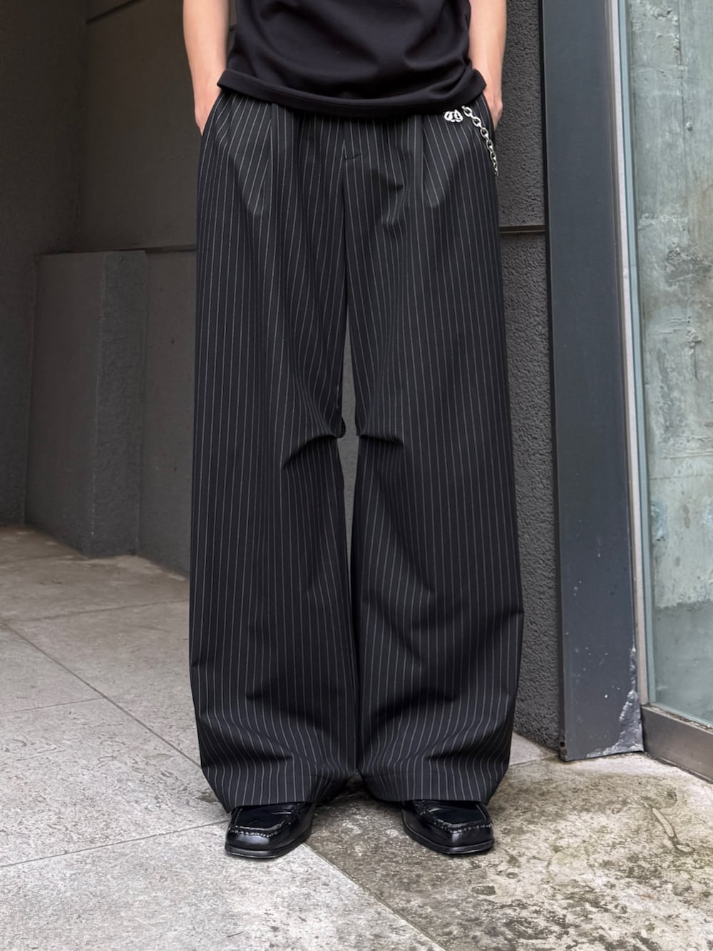 ブラック系のシャツ/ブラウス、ブラック系のTシャツ/カットソー、ブラック系のスラックスを着用したメンズの夏コーディネートの9枚目の写真