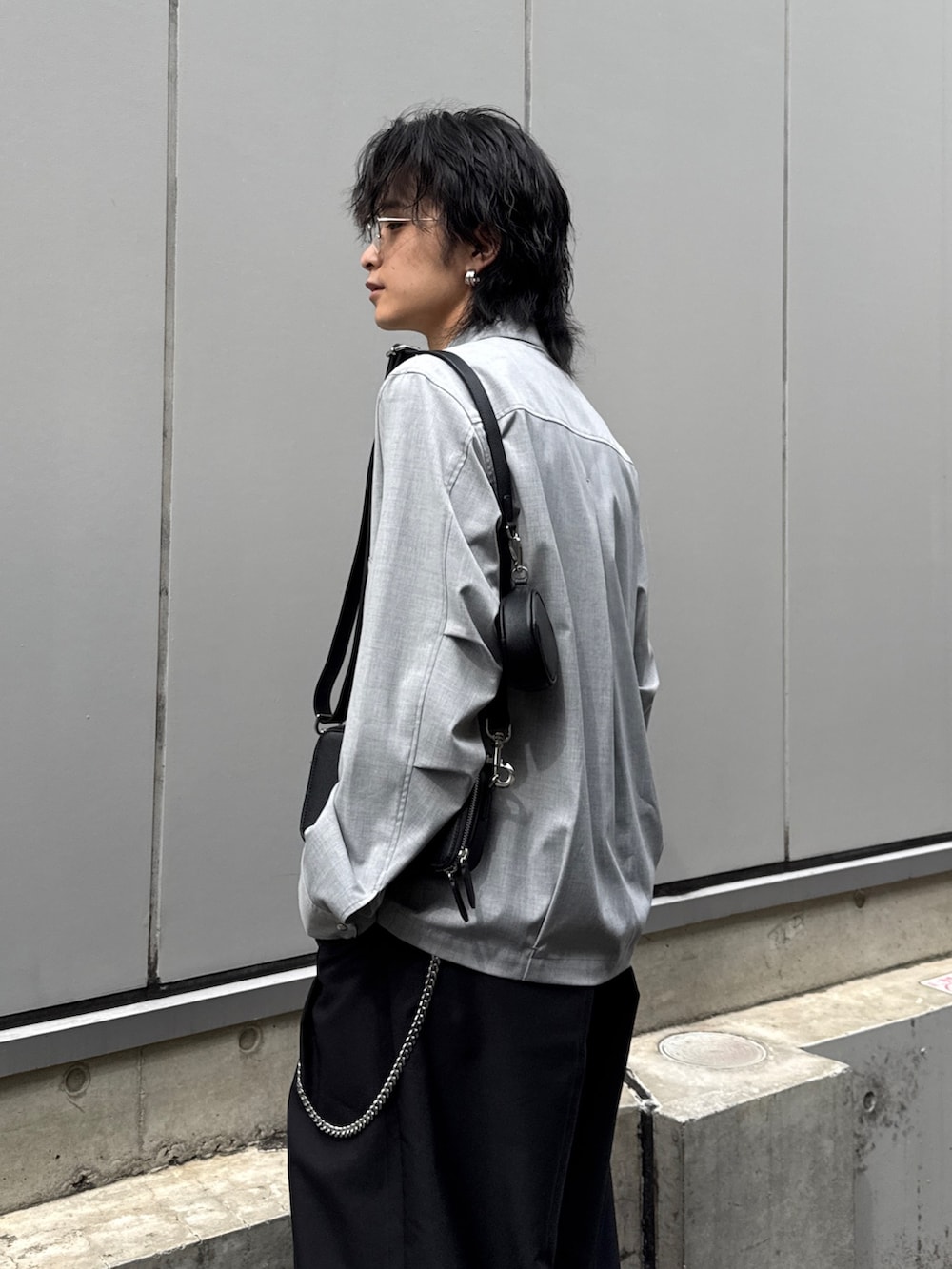 ブラック系のその他パンツ、ブラック系のショルダーバッグ、グレー系のシャツ/ブラウスを着用したメンズの春コーディネートの5枚目の写真