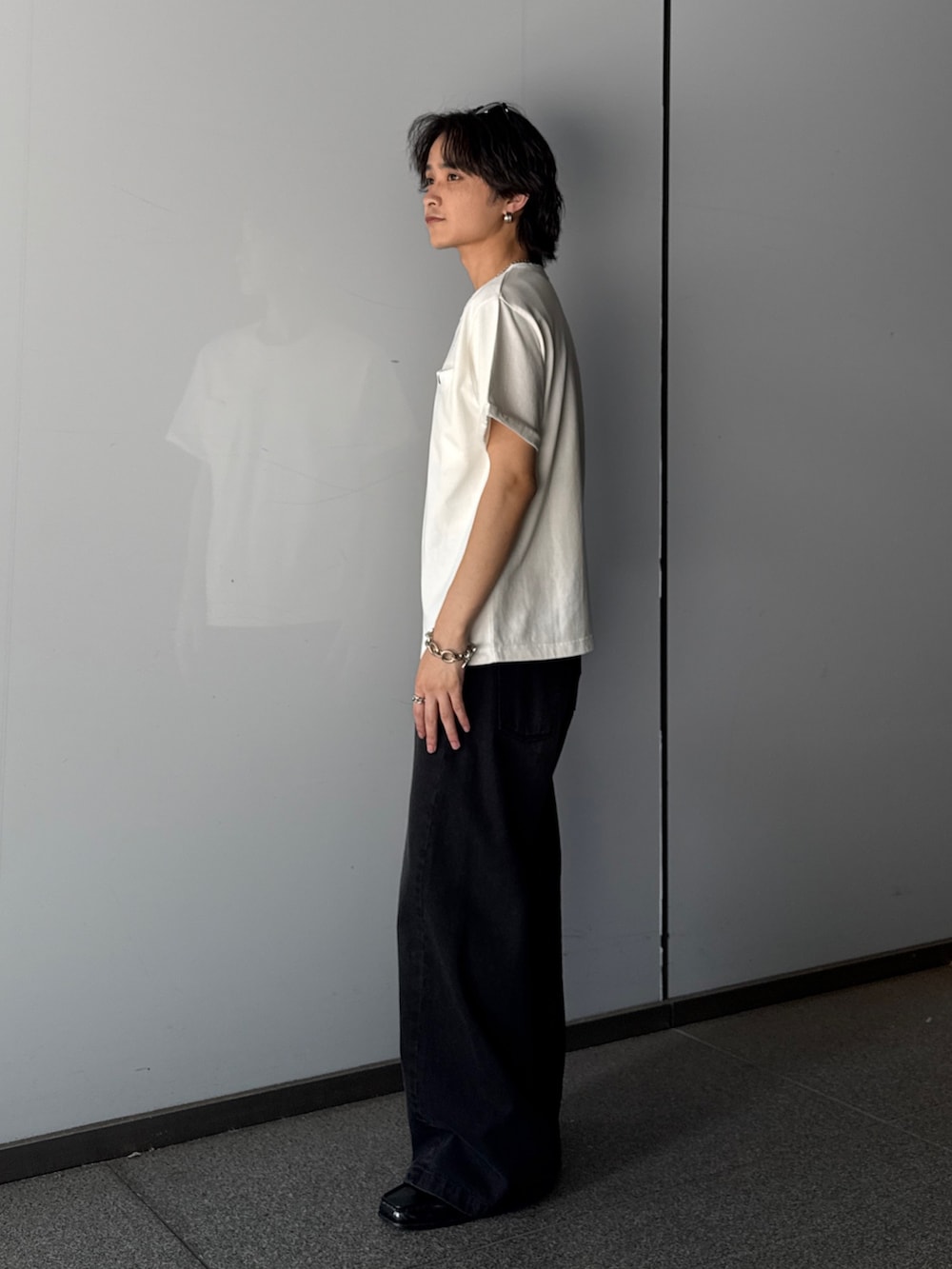 ホワイト系のTシャツ/カットソー、ブラック系のデニムパンツを着用したメンズの夏コーディネートの2枚目の写真